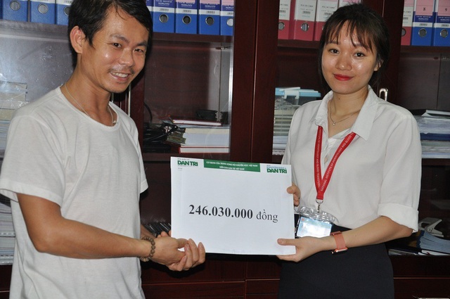 Hơn 246 triệu đồng tiếp tục đến với hai bố con anh Vũ bị ung thư máu - 2 Đây là lần thứ 2 anh nhận quà của bạn đọc báo điện tử Dân trí.