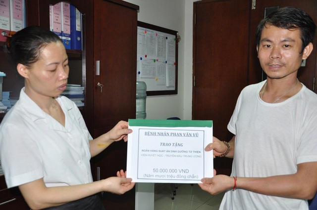 Hơn 246 triệu đồng tiếp tục đến với hai bố con anh Vũ bị ung thư máu - 3 Trong tổng số tiền nhận được, anh trích ra 50 triệu đồng để ủng hộ suất ăn từ thiện của bệnh viện và 50 triệu đồng ủng hộ cho MS 2923.