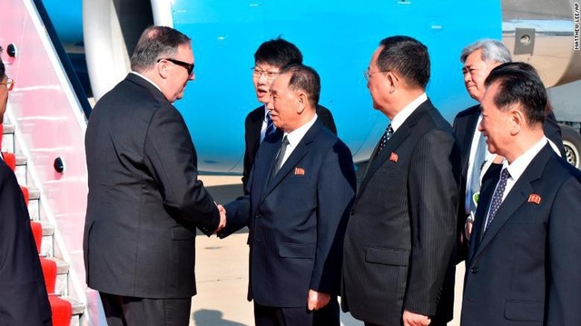 13 giờ thương lượng "cân não" của Ngoại trưởng Mỹ tại Triều Tiên - 2
Ngoại trưởng Mỹ Mike Pompeo được quan chức cao cấp của Triều Tiên, Kim Yong Chul chào đón ở sân bay (Ảnh: AP)
