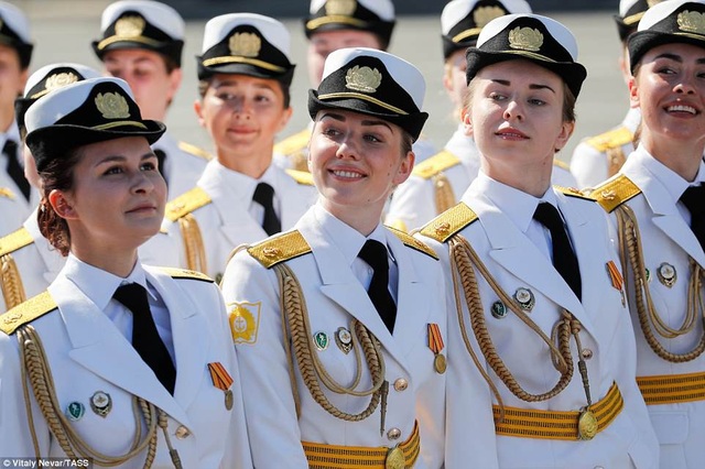 Vẻ đẹp của những "bông hồng thép" Nga trong lễ duyệt binh - 12 Các nữ quân nhân St Peterburg diễu hành trong ngày vui của nước Nga. (Ảnh: Tass)