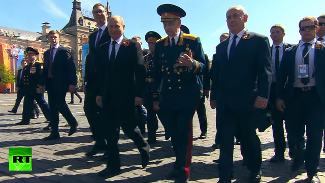 Người lính già được Tổng thống Putin “giải vây” trong lễ duyệt binh - 1 Tổng thống Putin trò chuyện cùng Thiếu tướng Syrkashev khi rời Quảng trường Đỏ hôm 9/5 (Ảnh: RT)