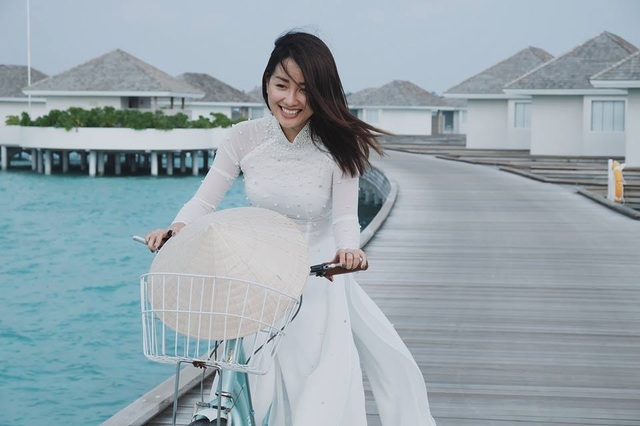 Trải nghiệm tuyệt vời nơi “thiên đường hạ giới” của Quỳnh Chi VTV và siêu mẫu Hà Anh - 8 Kandima Maldives Resort là sự lựa chọn cho gia đình Quỳnh Chi. Vì đi gia đình 12 người nên nhà cô đặt 4 căn biệt thự trên mặt nước, mỗi căn cho 3 người gói All Inclusive giá khoảng 25 triệu đồng cho 1 phòng 1 đêm.