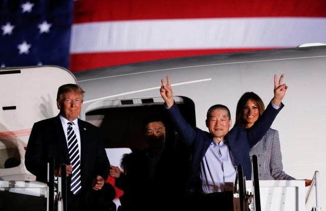 Tổng thống Trump đích thân đón 3 công dân Mỹ được Triều Tiên phóng thích - 1
Tổng thống Trump và Đệ nhất phu nhân lên tận máy bay để đón các công dân được Triều Tiên phóng thích. (Ảnh: Reuters)