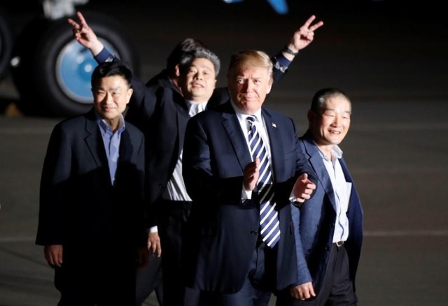 Tổng thống Trump đích thân đón 3 công dân Mỹ được Triều Tiên phóng thích - 3
(Ảnh: Reuters)