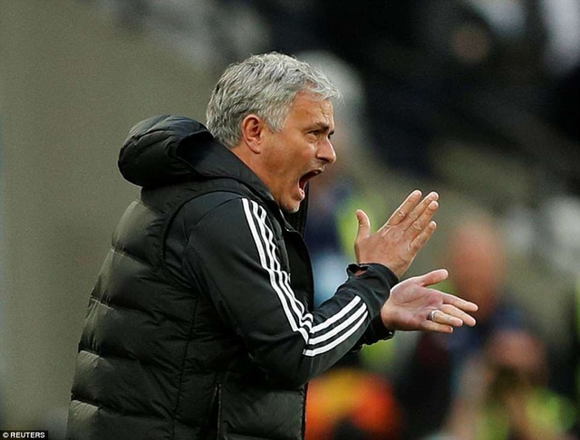 MU giành vị trí á quân Premier League - 1
Mourinho vẫn hò hét thúc giục học trò thi đấu