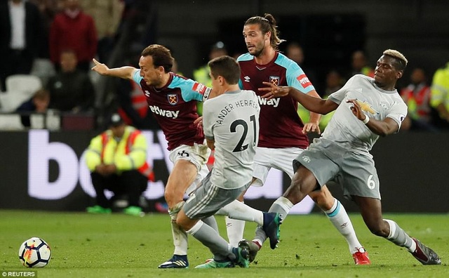 MU giành vị trí á quân Premier League - 2
Trận đấu giữa West Ham và MU khá căng thẳng nhưng lại không có bàn thắng