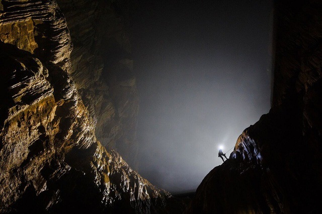 Hang Sơn Đoòng là một điểm đến tuyệt vời cho các hoạt động nhiếp ảnh, nhờ vào diện tích khổng lồ của hang, ánh sáng từ các hố sụt chiếu xuống tạo điều kiện cho du khách có thể ghi lại những khoảnh khắc đáng nhớ.