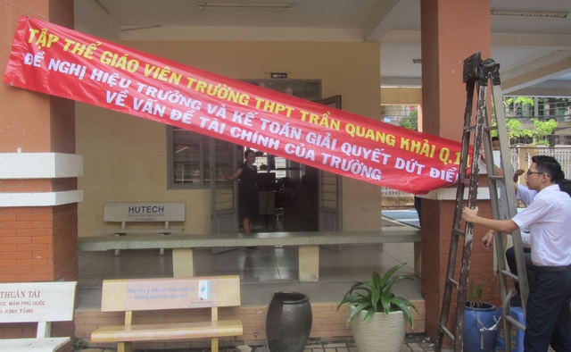 Vụ giáo viên treo băng rôn: Lãnh đạo Sở GD-ĐT TPHCM mong muốn giáo viên bình tĩnh - 1 Giáo viên Trường THPT Trần Quang Khải, TPHCM treo băng rôn đòi hiệu trưởng công khai tài chính vào chiều 11/5