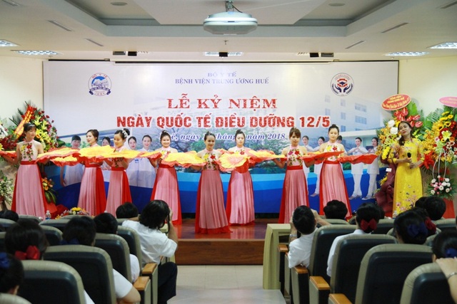 Những hình ảnh thân thiện, trách nhiệm của điều dưỡng Huế - 1 Những tiết mục văn nghệ chào mừng ngày quốc tế điều dưỡng 12/5