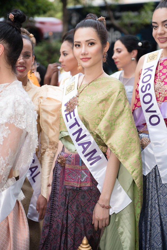 Dàn mỹ nhân “Nữ hoàng Du lịch Quốc tế” đọ nhan sắc quyến rũ khó rời - 5 Đại diện Việt Nam trở nên xinh đẹp và nổi bật trong bộ quốc phục của người Thái Lan. Diệu Linh gây chú ý với các du khách và người dân Thái Lan bởi nụ cười tươi tắn, rạng rỡ và phong thái thân thiện.