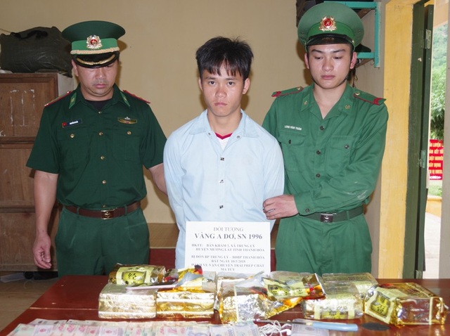 Bắt 10kg ma túy đá tại vùng biên - 2 Tang vật lực lượng Biên phòng thu giữ được là 10kg ma túy đá và nhiều tang vật có liên quan