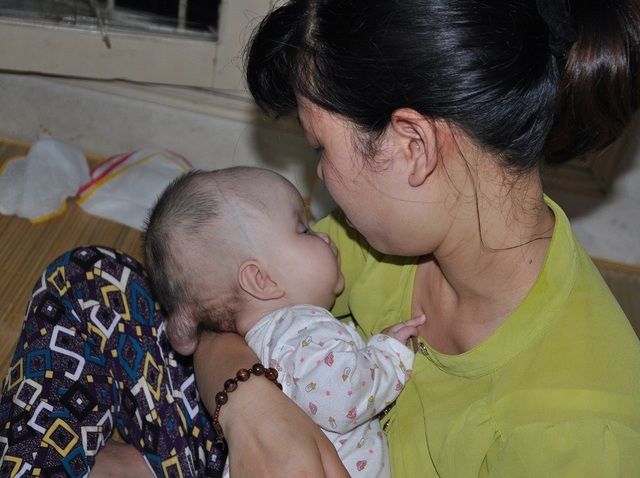 "Giá trời bắt mẹ chết đi, còn hơn sinh ra các con phải khổ như này !" - 5 Ôm con vào lòng, Hương như cố nuốt bao cay đắng vào trong.