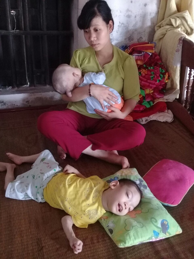 "Giá trời bắt mẹ chết đi, còn hơn sinh ra các con phải khổ như này !" - 4 2 đứa con cùng bị bệnh khiến Hương trở nên ngần ngại khi kể chuyện gia đình mình với người khác.