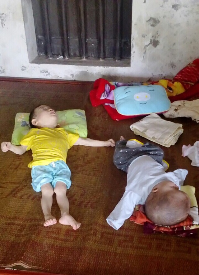 "Giá trời bắt mẹ chết đi, còn hơn sinh ra các con phải khổ như này !" - 1 Hình ảnh hai con gái của Hương tại gia đình.