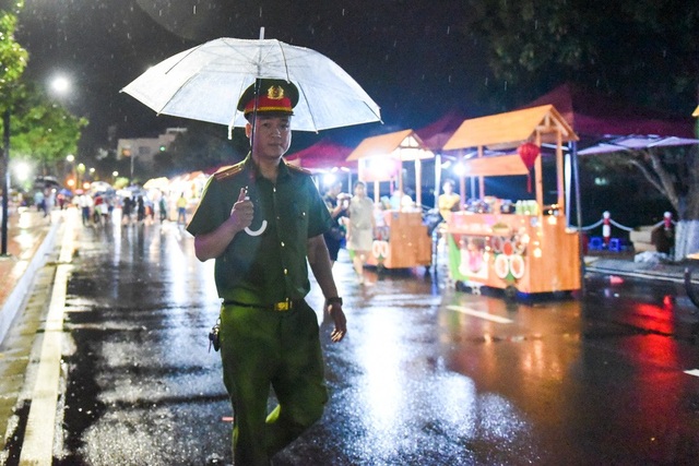 Người dân Hà Nội đội mưa dự khai trương phố đi bộ Trịnh Công Sơn - 14