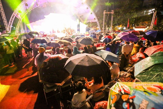 
Dù thời tiết không thuận lợi, hàng trăm người dân vẫn đội mưa tham dự buổi lễ khai trương. Phố đi bộ Trịnh Công Sơn sẽ được thí điểm đến hết năm 2018, sau đó thành phố sẽ quyết định nên mở rộng hay thu hẹp quy mô.
