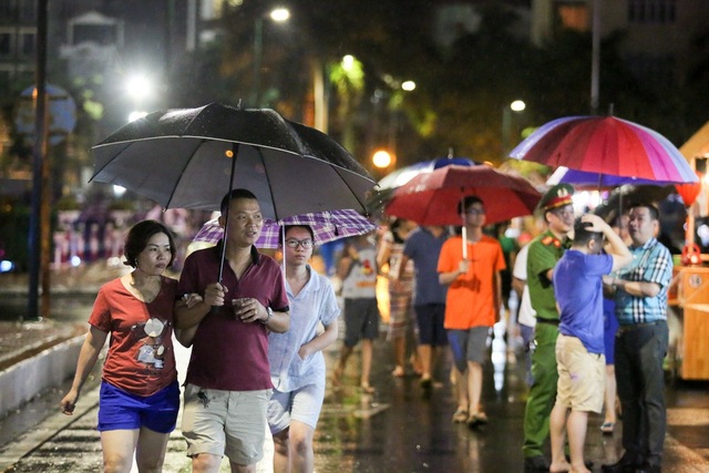 
Dù trời mưa, người dân đi tham quan phố đi bộ sau lễ khai trương vẫn khá đông.
