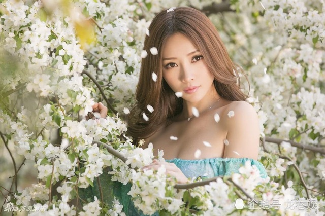 "Siêu vòng một" Liễu Nham tái xuất - 5
Hiện tại, Liễu Nham đã là một ngôi sao nổi tiếng tại Trung Quốc. Cô tham gia nhiều gameshow truyền hình và được các đạo diễn Hồng Kong, Đài Loan mời tham gia đóng phim.
