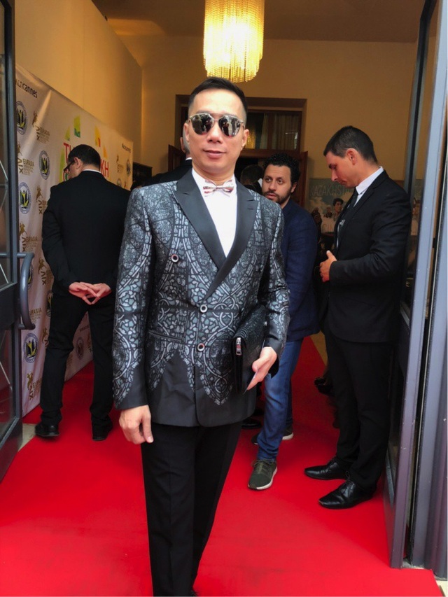 NTK Đỗ Trịnh Hoài Nam gặp gỡ mỹ nhân từng có bức ảnh đẹp ở Cannes - 1 NTK Đỗ Trịnh Hoài Nam tại Cannes 2018 ngày 2. NTK luôn mong muốn quảng bá văn hoá áo dài và thời trang Việt đến bạn bè quốc tế.