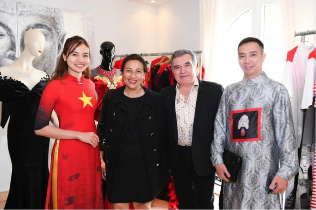 NTK Đỗ Trịnh Hoài Nam gặp gỡ mỹ nhân từng có bức ảnh đẹp ở Cannes - 5 Áo dài quốc kỳ là điểm nhấn trong bộ sưu tập được trình diễn lần này.