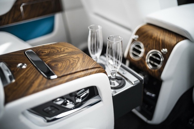 Rolls-Royce Cullinan chính thức trình làng - SUV "bom tấn" - 17 Rolls-Royce Cullinan chính thức trình làng - SUV "bom tấn" - 17