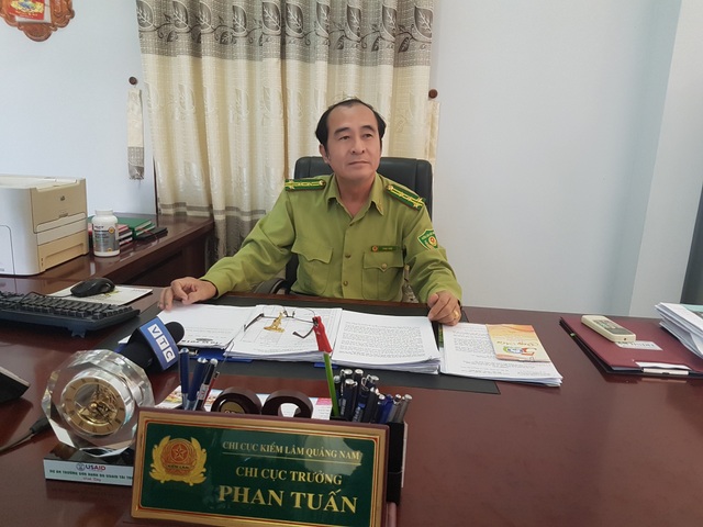 “Kiểm lâm nghỉ việc nhiều là do sức khỏe, nghỉ chế độ!” - 1 Ông Phan Tuấn – Chi cục trưởng Chi cục kiểm lâm Quảng Nam trao đổi với PV
