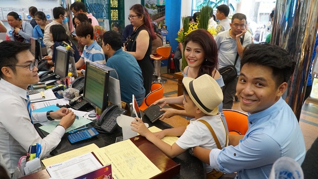 Du lịch tự túc không dành cho gia đình có con nhỏ và người cao tuổi - 3 Không khí bên trong phòng đặt tour khá nóng…