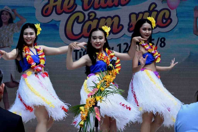 Du lịch tự túc không dành cho gia đình có con nhỏ và người cao tuổi - 4 Bên ngoài cũng rất sôi động với một không khí biển
