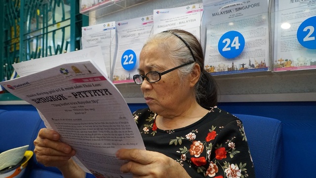 Du lịch tự túc không dành cho gia đình có con nhỏ và người cao tuổi - 5 Bà Nguyễn Thị Thùy, 72 tuổi, ngụ quận Tân Bình đích thân đến văn phòng để được tư vấn vì không rành công nghệ. Mặt khác, bà cho rằng đến nghe trực tiếp thì đầy đủ hơn và cũng có thể nhận quà mang về