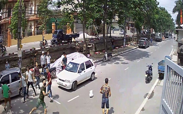 Làm rõ sự việc nhóm côn đồ mang súng, dao, kiếm đi đòi nợ - 2 Hình ảnh nhóm côn đồ đòi nợ mang theo dao kiếm được camera an ninh nhà ông Mão ghi lại
