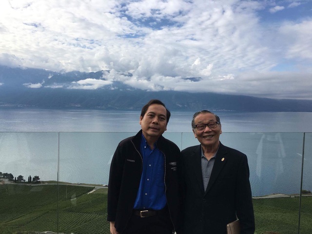 Thăm Lavaux - vùng trồng nho được công nhận Di sản thế giới - 9 Trước khi rời Lavaux chúng tôi cùng chụp chung tấm ảnh kỷ niệm bên hồ Leman.