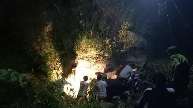 Xe công nông rơi xuống suối, 3 người tử vong - 1 Hiện trường vụ tai nạn.