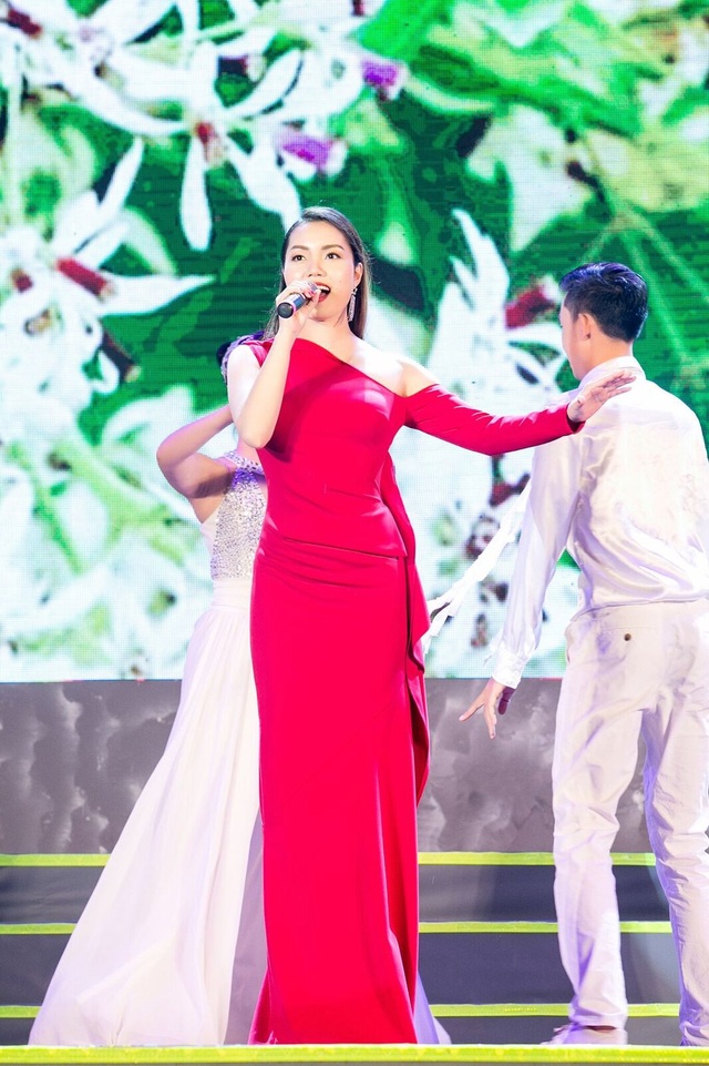 Thanh Lam, Ngọc Anh “đội mưa” hát khai trương phố đi bộ Trịnh Công Sơn - 7 NSƯT Tấn Minh và ca sĩ Nguyễn Ngọc Anh cũng hết mình với những ca khúc về Hà Nội.