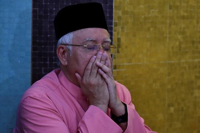 Vừa thua cuộc, cựu thủ tướng Malaysia bị cấm rời nước - 1
Cựu Thủ tướng Malaysia Najib Razak. Ảnh: Reuters