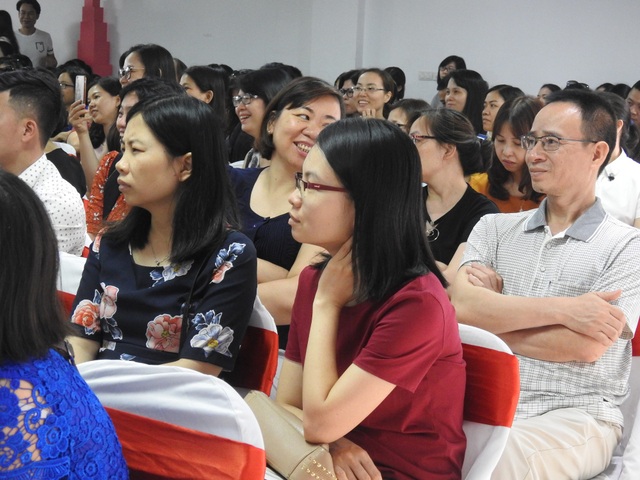 “Mách” bố mẹ cách cùng con vượt “cơn lũ” tuổi dậy thì - 2
Phụ huynh học sinh đặt nhiều câu hỏi tại hội thảo. (Ảnh: Đình Cường)
