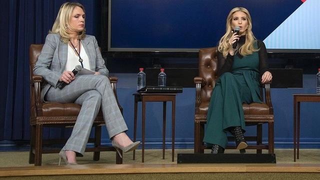 Quan chức Nhà Trắng hứng "bão" chỉ trích vì bị nghi xúc phạm ông John McCain - 2 Cô Kelly Sadler (bên trái) cùng Đệ nhất Ái nữ Ivanka Trump trong một sự kiện (Ảnh: CNP)