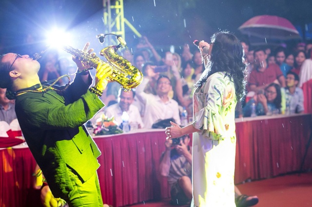Thanh Lam, Ngọc Anh “đội mưa” hát khai trương phố đi bộ Trịnh Công Sơn - 4 Diva Thanh Lam thăng hoa hết mình cùng tiếng kèn của nhạc sĩ Trần Mạnh Tuấn. Dù trời mưa nhưng khán giả vẫn mặc áo mưa, che ô... đứng xem nghệ sĩ biểu diễn cho đến khi tan cuộc.