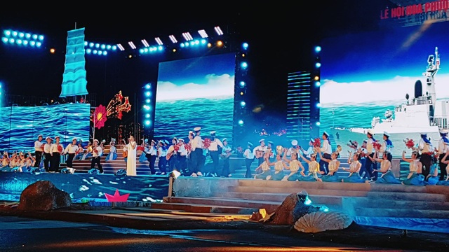 Thủ tướng Nguyễn Xuân Phúc dự Lễ hội Hoa Phượng đỏ - Hải Phòng - 6 Đặc biệt chương trình nghệ thuật còn có sự tham gia biểu diễn của nhiều nghệ sĩ, ca sĩ, diễn viên...