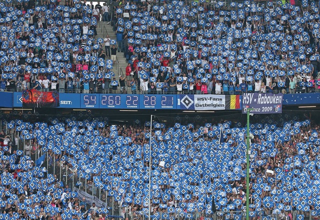 Hamburg lần đầu xuống hạng, CĐV làm loạn đòi đốt sân - 1 CĐV Hamburg làm đồng hồ đếm ngược ngày CLB xuống hạng (54 năm, 260 ngày, 22 giờ, 28 phút, 21 giây)