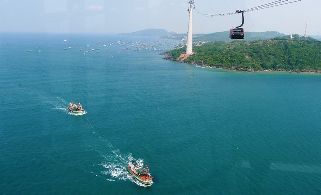 Những bãi biển ở đảo ngọc Phú Quốc “hút” khách dịp hè - 10 Dịch vụ cáp treo ở Hòn Thơm vừa được một tập đoàn đưa vào khai thác