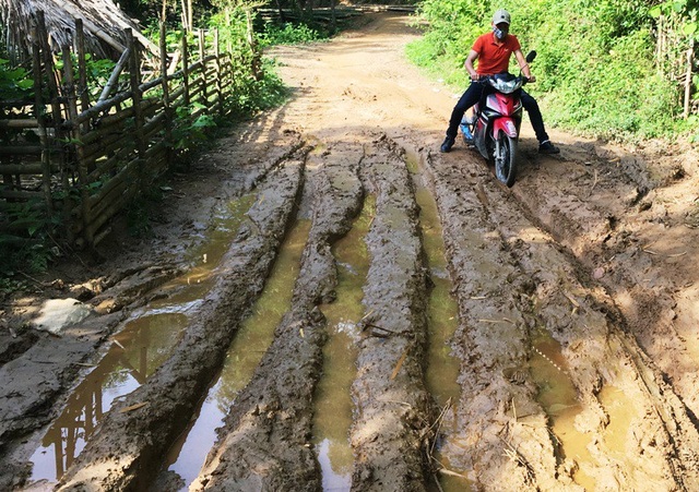 Xót xa phòng học phên nứa dột nát, không điện bên bờ sông Mã - 1 Mỗi khi trời mưa, con đường vào bản Sậy nhầy nhụa bùn đất và trơn trượt