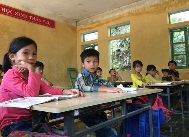 Xót xa phòng học phên nứa dột nát, không điện bên bờ sông Mã - 3 Do thiếu phòng học nên học sinh các khối phải ngồi chung trong một phòng học