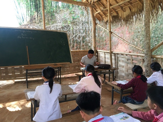 Xót xa phòng học phên nứa dột nát, không điện bên bờ sông Mã - 4 Thầy giáo Lò Văn Thơm đã có 5 năm gắn bó với mảnh đất này