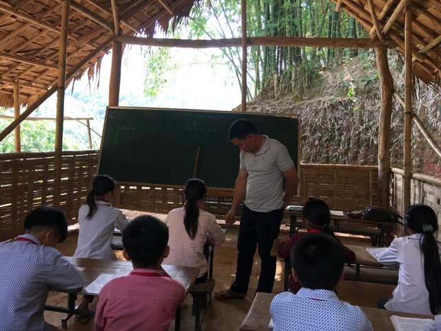 Xót xa phòng học phên nứa dột nát, không điện bên bờ sông Mã - 6 Lớp học nhiều không nơi điểm trường lẻ