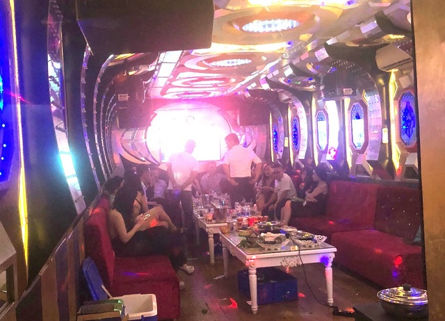 Thêm tụ điểm ăn chơi thác loạn ở trung tâm Sài Gòn bị khám phá - 6 Một phòng karaoke chui tại nhà hàng 92 Ký Con