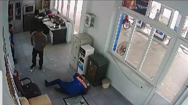 Bắt giữ nghi phạm tấn công gây thương tích cho nhân viên cửa hàng xăng dầu - 1 Bắt giữ nghi phạm tấn công gây thương tích cho nhân viên cửa hàng xăng dầu - 1