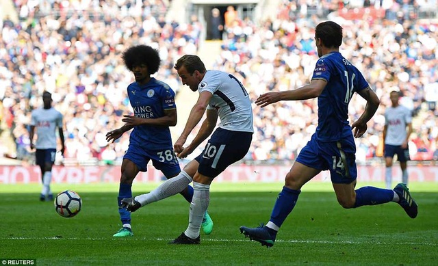 Tottenham 5-4 Leicester City: Tottenham về đích sau Man City, MU - 1
Kane (giữa) ghi cú đúp vào lưới Leicester