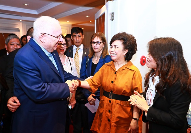Nữ doanh nhân Thái Hương và tham vọng thách thức những đỉnh cao trong ngành sữa - 3
Tổng thống Israel Ruvin – cũng như người tiền nhiệm Tổng thống Shimon Peres từng tới thăm tập đoàn TH luôn tin tưởng vào một ly sữa đẳng cấp quốc tế mà TH đang sản xuất với công nghệ cao từ Israel.
