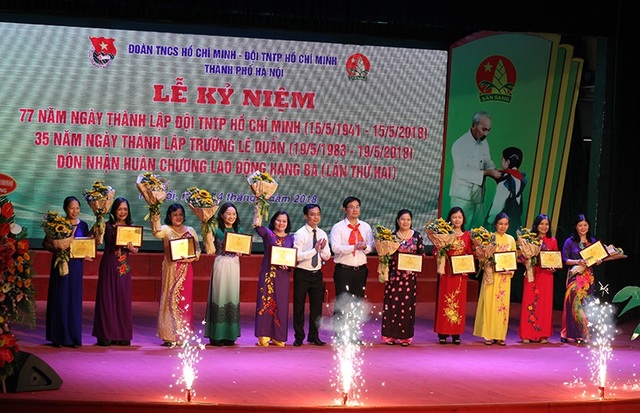 Liên đội trưởng tiêu biểu Thủ đô: Tự giác, biết quán xuyến công việc và tự tin trước đám đông - 5 Trao giải thưởng Cống hiến cho 10 cá nhân có nhiều đóng góp cho công tác Đội và phong trào thanh thiếu nhi Thủ đô