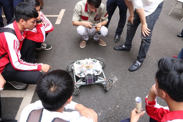 Hà Nội: Nhiều nhà "khoa học nhí" hội tụ trong ngày hội STEM - 5 Một nhóm học sinh đang trải nghiệm điều khiển robot.